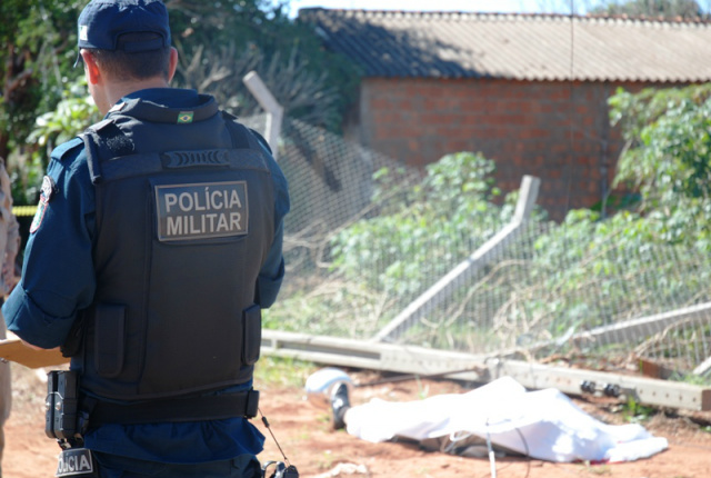 Carreta puxa cabos de telefonia e poste cai sobre idoso Os fios teriam enganchado na carreta e o poste caiu sobre que passava pelo local. (Foto: Da Hora Bataguassu)