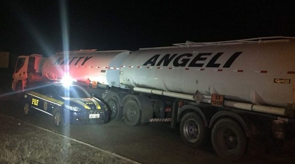 PRF faz grande apreensão de solventes para “batizar” gasolina Motorista receberia R$750 para buscar o solvente no Paraguai e levá-lo para São Paulo e já tinha feito duas viagens semelhantes. Foto: Agência PRF.