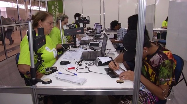 Funcionários do Instituto de Identificação em MS (Foto: Reprodução/TV Morena)