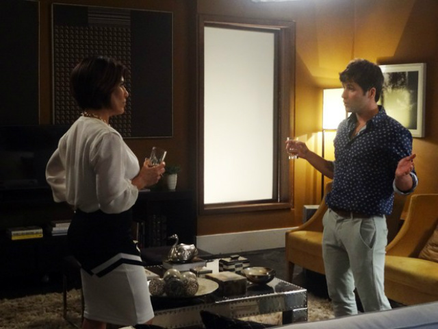 BABILÔNIA: Beatriz trama para separar Alice e Evandro A vilã quer a ajuda do mau caráter para destruir o romance de Evandro (foto: Divulgação)