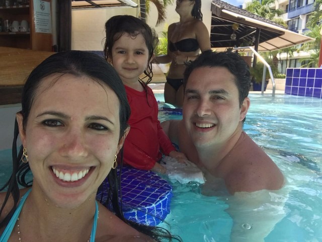 Após passagem de furacão, família brasileira faz contato: 'escapamos' Mariana, que está grávida, Giovana e Rafael em St Martin antes da passagem do furacão Irma, na última quarta-feira (6) (Foto: Arquivo Pessoal )