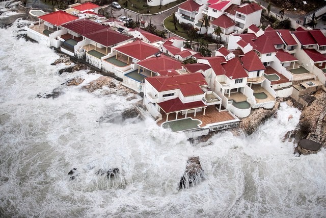 Águas avançam sobre as casas na Ilha de Saint Martin, no Caribe, após passagem do furacão Irma (Foto: Netherlands Ministry of Defence/Handout via REUTERS)
