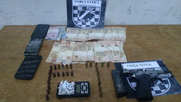 Jovem é preso no Nossa Senhora Aparecida com arma de uso restrito e drogas Arma, drogas e dinheiro apreendidos no bairro de Nossa Senhora Aparecida. Foto: Divulgação 2º BPM