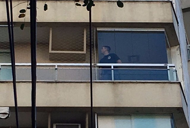 Policial federal dentro do apartamento de Marcello Miller, na Lagoa, na Zona Sul do Rio. (Foto: Pedro Figueiredo/ TV Globo)