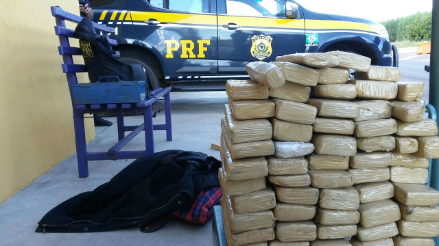 PRF prende homem ao tentar transportar drogas para Minas Gerais A maconha estava dividida em 58 tabletes que totalizaram 85 quilos. (foto: Divulgação)