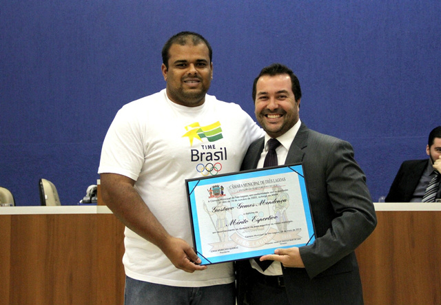 Marcus Bazé concede Diploma de Mérito Esportivo a Gustavo Mendonça O atleta é integrante da Seleção Brasileira nas modalidades de arremesso de peso e lançamento de disco (Foto: Divulgação/ AI Câmara Municipal)