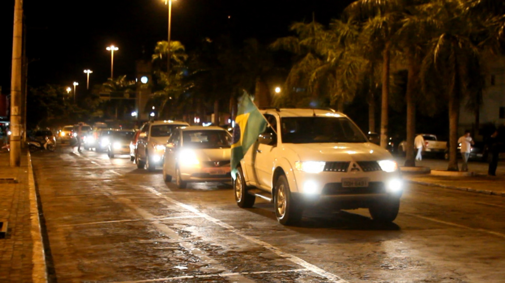 Carreata cruza avenidas de Três Lagoas em protesto à atual política do Brasil Os carros saíram da Praça Ramez Tebet às 18h30 e seguiram pelas principais avenidas com buzinas, faixas e bexigas com o desenho do ex-presidente vestido de presidiário. (Foto: Tamires Tatye)