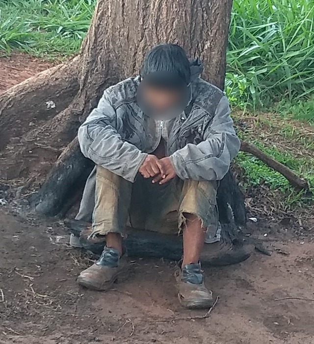 Policiais resgatam homem que vivia em situação ‘desumana’ em mata no distrito de Porto Primavera Homem vivia na mata no distrito de Porto Primavera, em Rosana — Foto: Polícia Civil