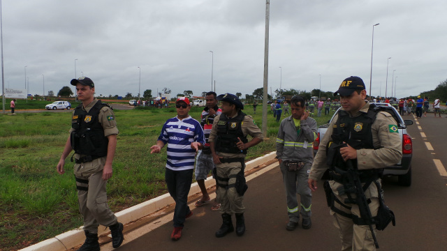 Trabalhadores protestam em frente ao canteiro da UFN3 e interditam BR-158 A PRF esteve no local conversando com os manifestantes para tentar liberar pelo menos uma via da rodovia (Foto: Ricardo Ojeda)