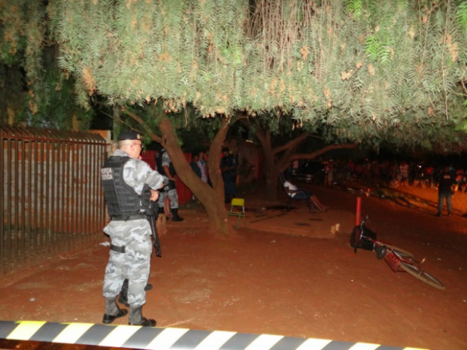Jovem foi assassinado em frente a sua residência, no Jardim Novo Horizonte (Foto: Osvaldo Duarte)