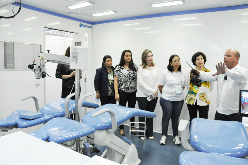 Prefeita realiza visita no primeiro dia de atendimentos da Caravana da Saúde No local, a prefeita conversou com os pacientes que esperavam ser atendidos para a consulta com o oftalmologista.(Foto: Assessoria)