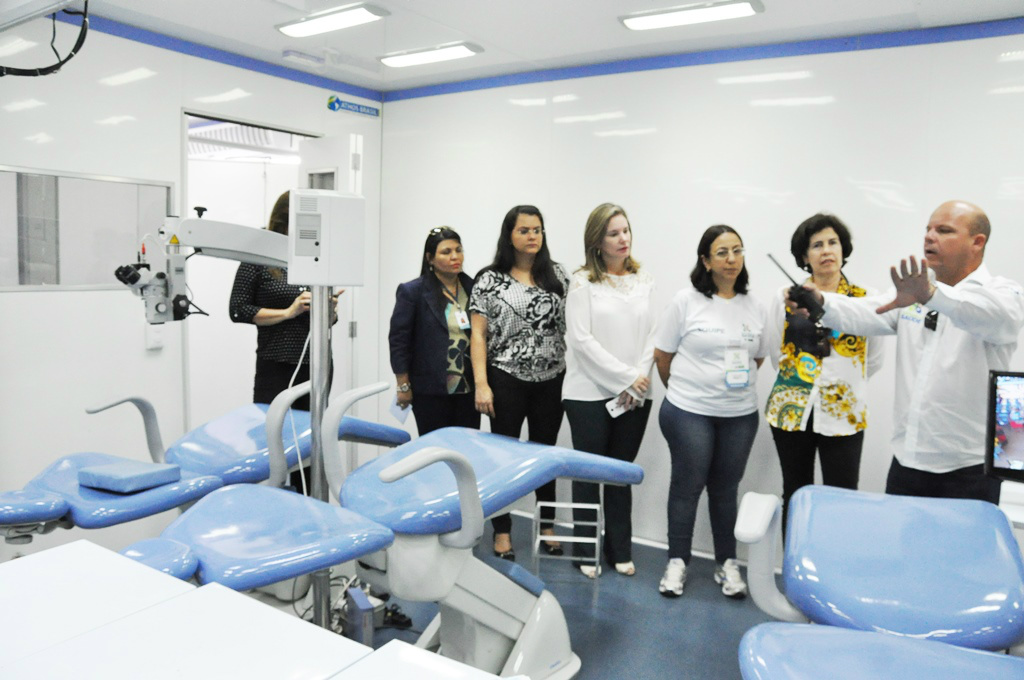 No local, a prefeita conversou com os pacientes que esperavam ser atendidos para a consulta com o oftalmologista.(Foto: Assessoria)