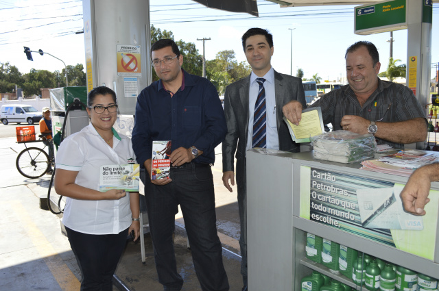 Campanha é lançada em postos para evitar abastecimento acima do limite A equipe da Sinpospetro esteve em vários postos de combustível orientando proprietários e funcionários sobre a campanha (foto: Divulgação)