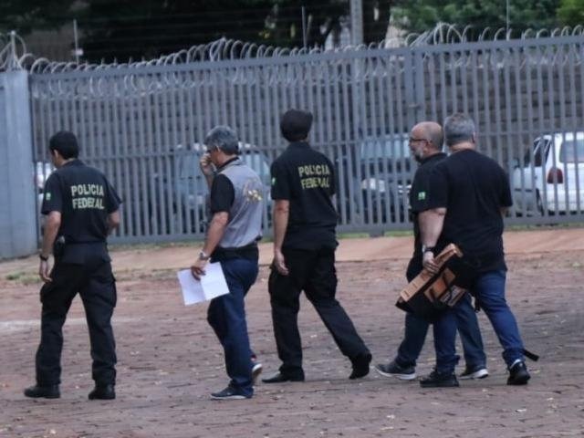 PF faz buscas em operação contra fraude em licitação e desvio de verba pública Policiais saíram por volta das 7h da sede da Polícia Federal para cumprir os mandados. (Foto: Henrique Kawaminami)