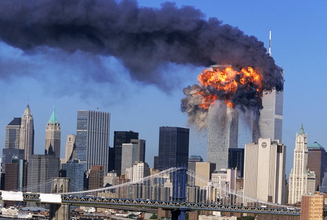 Momento exato em que as Torres Gêmeas foram atacadas em Nova Iorque. (Foto: Internet)
