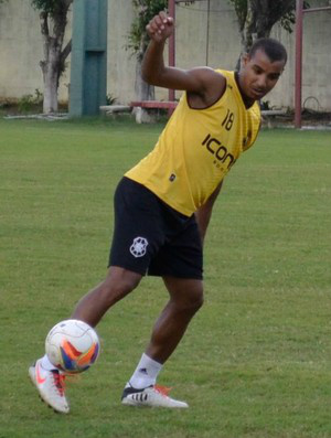 Rio Branco-ES e Comercial-MS duelam em jogo com clima de estreia Willian entra no meio de campo do Rio Branco-ES (Foto: Sidney Magno Novo/GloboEsporte.com)