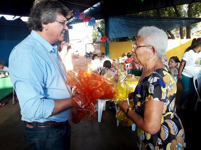 Cerca de 50 idosos participaram, na tarde da última quarta-feira (6), no Centro de Uso Múltiplo, da 