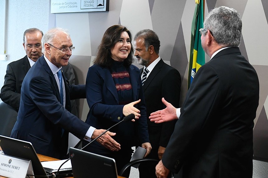 CCJ oficializa senadora Simone Tebet como presidente Simone Tebet cumprimenta o senador Angelo Coronel, ao lado do senador Arolde de Oliveira, que comandou a eleição em que a senadora foi escolhida para presidir o colegiado
Marcos Oliveira/Agencia Senado