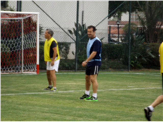 No amistoso, Dunga avaliou o novo campo do Jockey de SP, demonstrando boa forma (Foto: Divulgação)