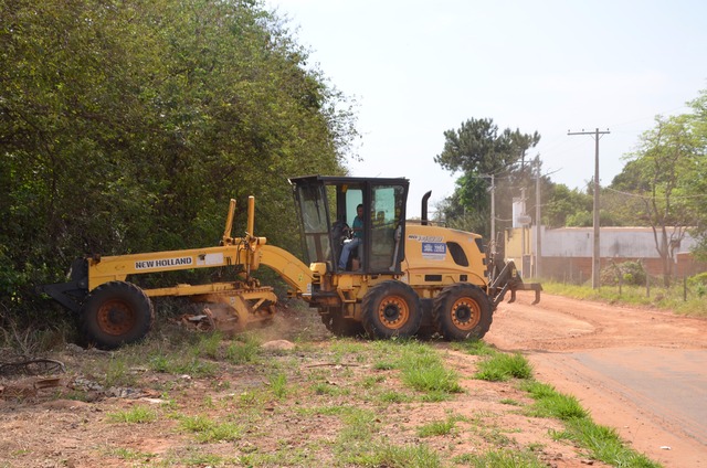 A moto niveladora iniciou a limpeza da área do traçado (Foto/Assessoria)