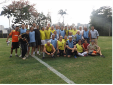 Após a partida, todos posaram para foto junto com o técnico da Seleção Brasileira (Foto: Divulgação)