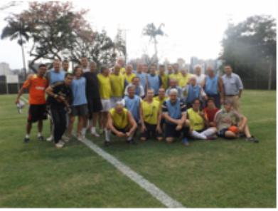 Dunga testa o novo gramado do campo de futebol do Jockey Club de São Paulo Após a partida, todos posaram para foto junto com o técnico da Seleção Brasileira (Foto: Divulgação)