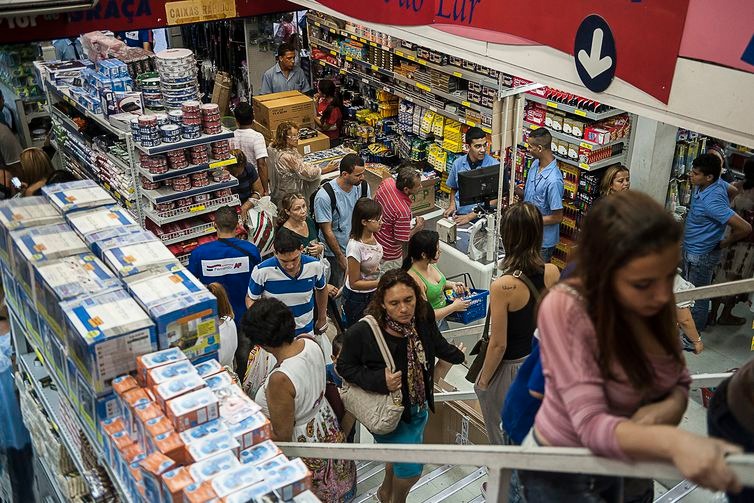 Março registra queda no número de empregos, revela pesquisa Pesquisa detectou que o comércio foi o setor com maior perda de empregos no país: 28.803 vagas (Arquivo/Marcelo Camargo/Agência Brasil/EBC)