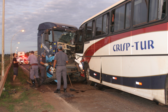 Com o impacto a cabine no ônibus ficou parcialmente destruída. (Foto: Fábio Jorge)