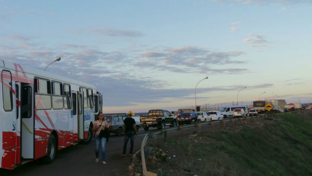 Apenas uma via foi liberada após o acidente e causou lentidão no local. (Foto: Ricardo Ojeda) 