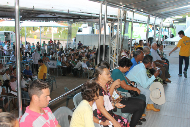 A população dos municípios próximos à Três Lagoas receberam atendimento oftalmológico no primeiro dia da Caravana da Saúde. (Foto: Fabio Jorge)