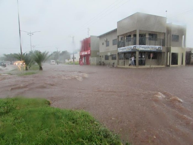 Forte temporal causa estragos e deixa ruas e avenidas alagadas em Nova Alvorada do Sul Fotos: Rodrigo Rodrigues/Nova Alvorada News