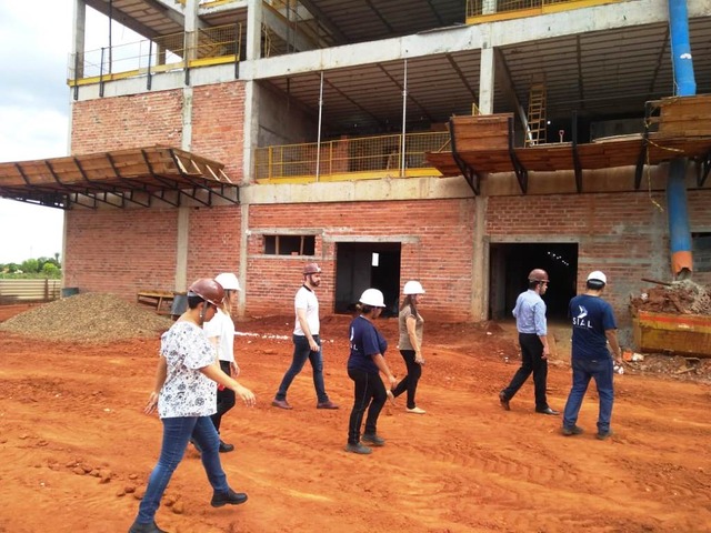 Governador vem a Três Lagoas, entrega Patrulhas Mecanizadas e fala em fortalecimento da agricultura familiar O secretário de Estado da Saúde de Mato Grosso do Sul, Carlos Alberto Coimbra, em visita às obras do Hospital Regional de Três Lagoas. Foto: Secretaria Municipal de Saúde.