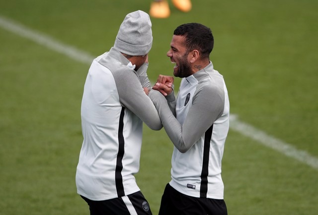 Neymar e Daniel Alves brincam durante o último treino do PSG antes do jogo desta terça (Foto: Reuters)