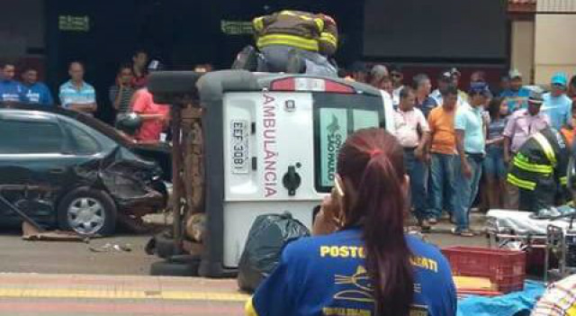 Motorista foi socorrido pelo Corpo de Bombeiros. (Fotos: Divulgação/ WhatsApp).