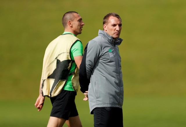 Técnico Brendan Rodgers observa o treinamento do Celtic (Foto: Lee Smith / Reuters)