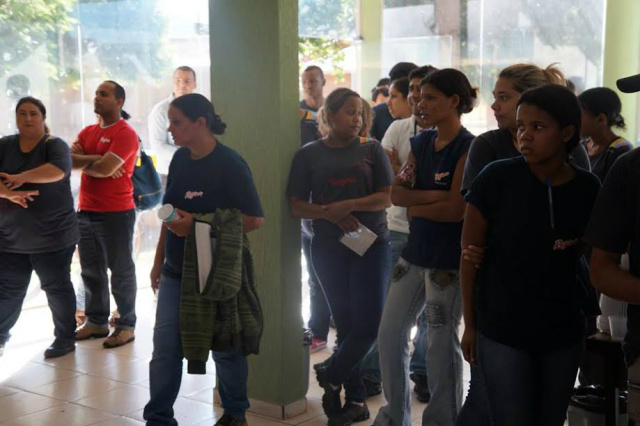 Funcionários da Regina Festas passam mal e congestionam hospital em Bataguassu De uma só vez e apresentado os mesmo sintomas centenas de pessoas chegaram ao pronto socorro da Santa Casa de Bataguassu em busca de atendimento médico. O hospital até agora registrou 69 atendimentos (Foto: João Carlos Tonon/Rádio Portal News)