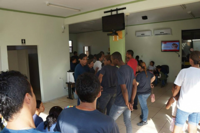 Funcionários da Regina Festas passam mal e congestionam hospital em Bataguassu Para atender o grande volume de pacientes, a Santa Casa teve que mobilizar três médicos (Foto:João Carlos Tonon/Rádio Portal News)