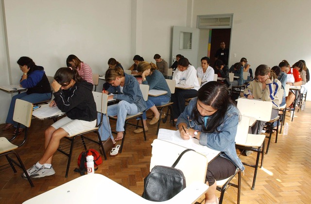 MEC diz que não abrirá mão de antecipar alfabetização até o 2º ano O texto da Base Nacional encaminhado ao CNE prevê que as crianças deverão ser capazes de ler e escrever até o 2º ano do ensino fundamental, geralmente aos 7 anos.. (Foto: Arquivo/Agência Brasil)