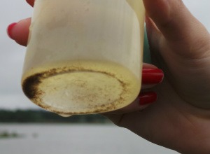 Análise mostra que água da Lagoa Maior está contaminada A olho nu é possível observar a sujeira depositada na água colhida do local (Foto: Ricardo Ojeda)