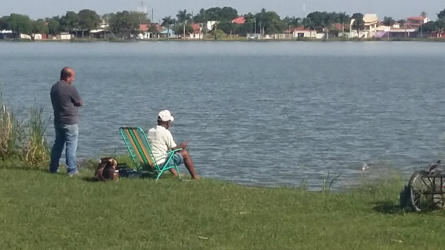 Análise mostra que água da Lagoa Maior está contaminada Mesmo com placa informando a proibição, pescadores urbanos burlam a pouca fiscalização do local (Foto: Patrícia Miranda)