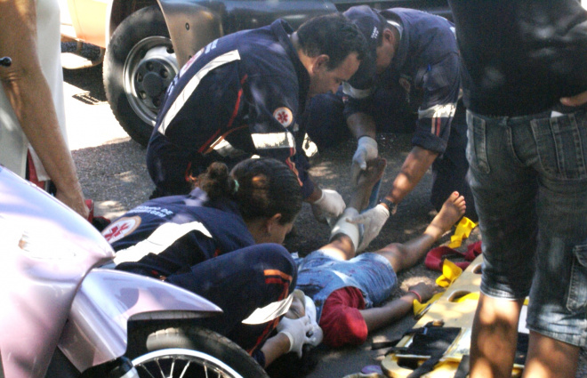 Jovem não habilitado atropela criança na Avenida Filinto Muller Criança sendo socorrida pela equipe do SAMU
Foto: Guta Rufino