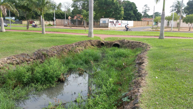 Devido ao mal cheiro, é possível constatar a ocorrência de esgoto a céu aberto na Lagoa Maior, como mostra as imagens .(Fotos: Ricardo Ojeda)  