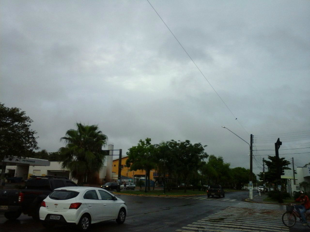 Céu amanheceu com nuvens carregadas em Três Lagoas. (Foto: Lucas Gustavo/ Perfil News).