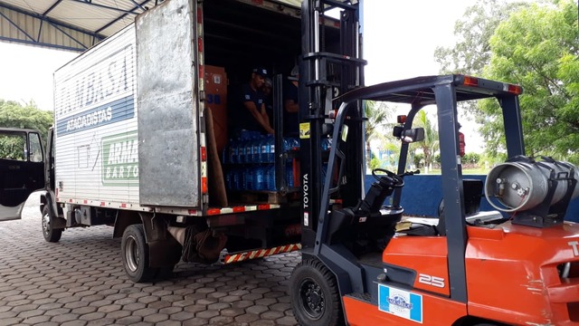 16 mil litros de água potável são enviados de Três Lagoas para Brumadinho Caminhão sendo carregado com os galões de água. Foto: Divulgação