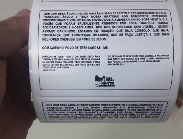 16 mil litros de água potável são enviados de Três Lagoas para Brumadinho Adesivo que irá colado nos galões de água: mais que um produto, um abraço. Foto: Divulgação