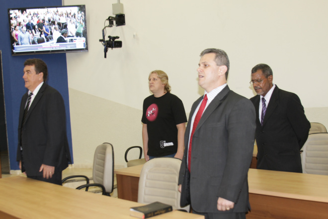 Empresário Vanderlei Ramos Duarte, pastor Fabiano Loureiro (títulos), Denis Damasceno Fernandes e radialista José Cardoso Filho (moções) no momento do Hino Nacional (Foto: Nelson Roberto)