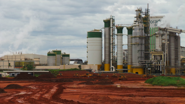Ao custo de R$ 9 bilhões, nova fábrica da Eldorado estará produzindo no início de 2019 Foto registrada no dia 24 de fevereiro de 2016 mostra as máquinas trabalhando na jazida principal localizada na entrada da fábrica. O material retirado do local foi utilizado para a terraplanagem do platô, onde será erguida a nova unidade da Eldorado Brasil (Foto: Ricardo Ojeda)