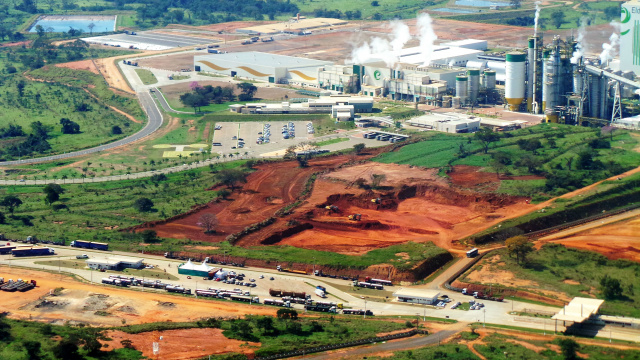 Ao custo de R$ 9 bilhões, nova fábrica da Eldorado estará produzindo no início de 2019 Imagem aérea registrada em julho de 2015, um mês após o lançamento da pedra fundamental do projeto Vanguarda 2.0, dá para perceber a quantidade de terra extraída quando comparado à foto acima (Foto: Ricardo Ojeda)
