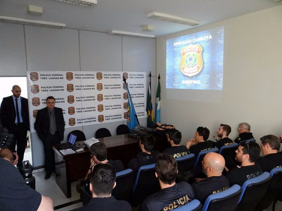 Em Três Lagoas, servidores da prefeitura e empresários desviaram mais de R$ 1,6 milhão do município Quase 70 policiais participaram da Operação Cambota. (Foto: Divulgação/ Polícia Federal).