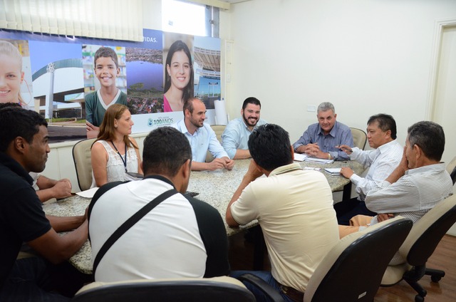 Durante a reunião, foram expostas as diversas alterações que a atual administração tem feito dentro da feira livre (Foto/Assessoria)